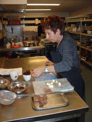 Afbeelding met tekst, binnen, persoon, voorbereiden

Automatisch gegenereerde beschrijving